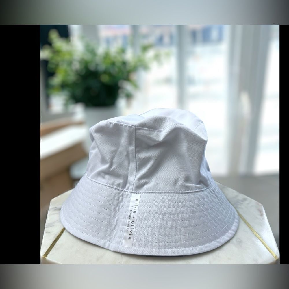 NWT alice + olivia Reversible Bucket Hat - Picture 3 of 9